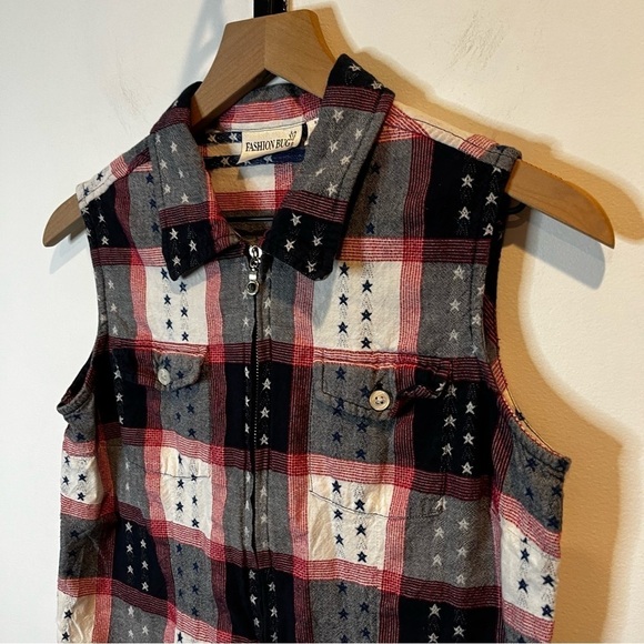 Women’s | Fashion Bug American Themed Full-Zip Sleeveless Blouse | Small - Picture 2 of 7